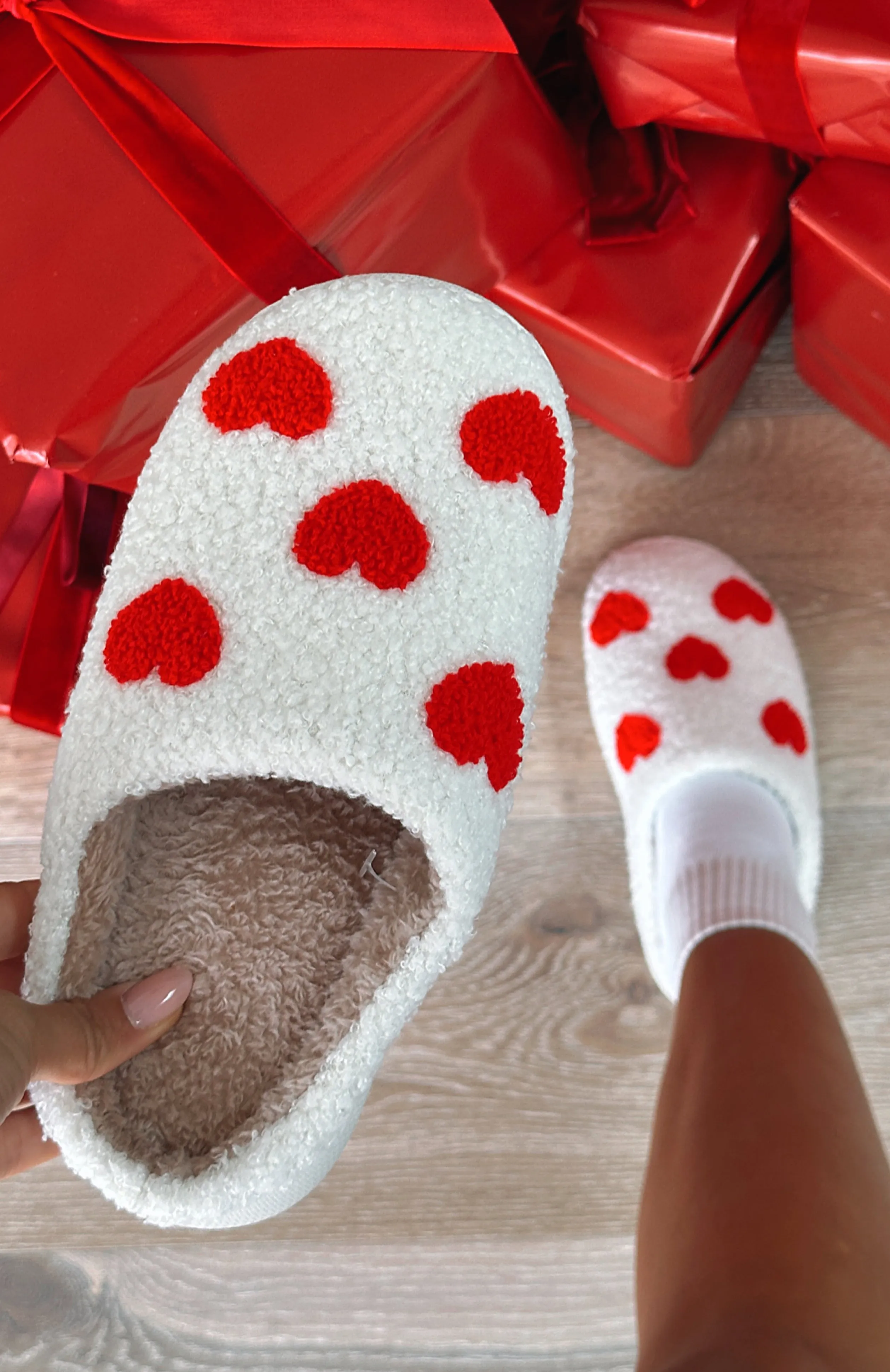 Comfy Cosy Slippers White/Red