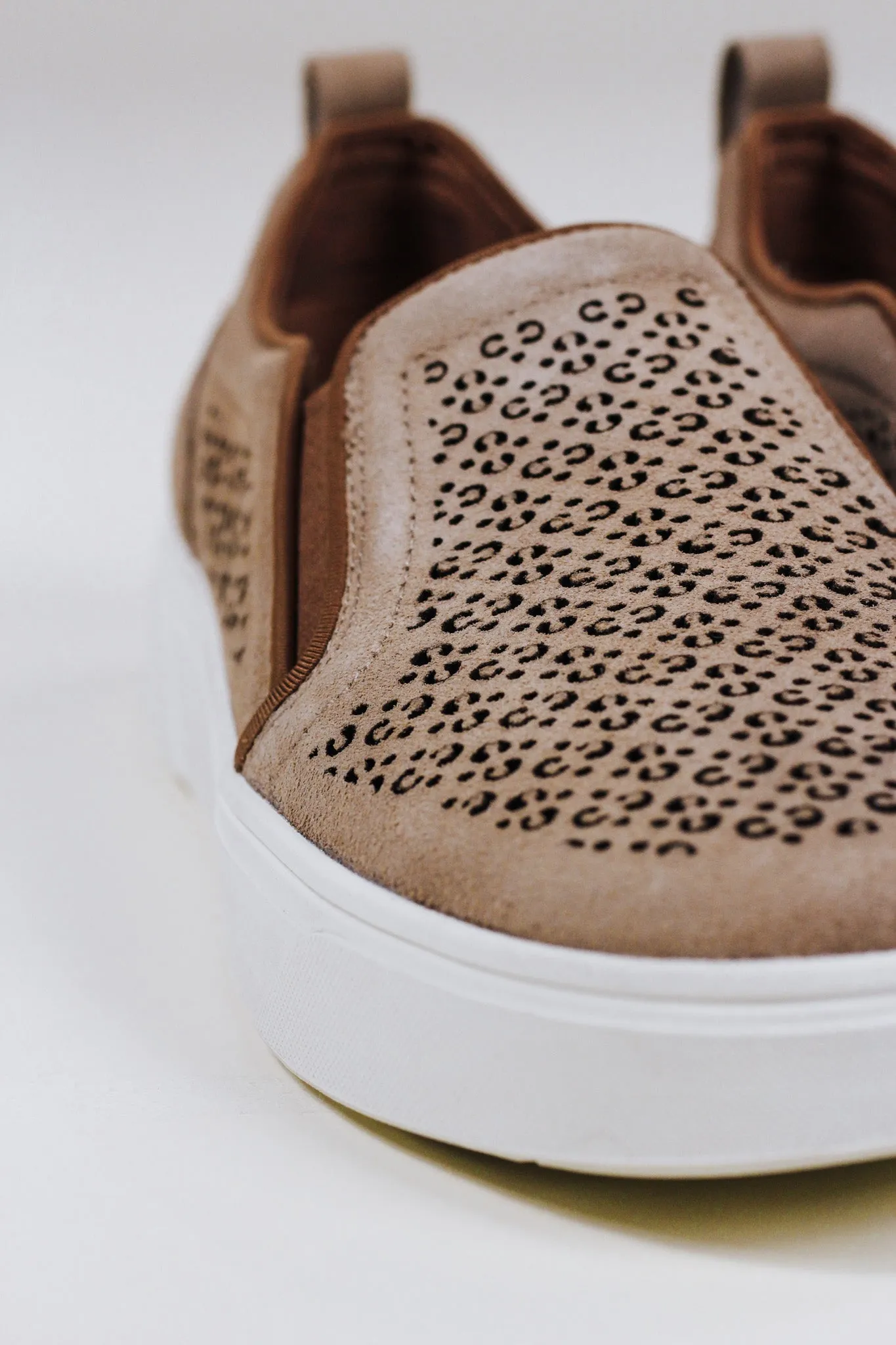 Kimmie Wheat Sneaker Slip On Vionic